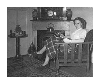 Mijn moeder in de huiskamer van haar ouderlijk huis, Amsterdam-oost in de jaren veertig